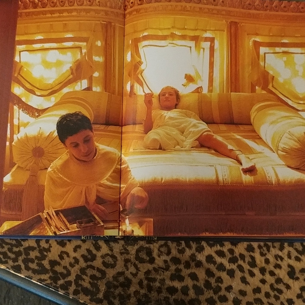 Coffee table Book - Picture 9 of 11